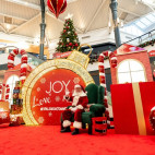 Photos with Santa at Valencia Town Center