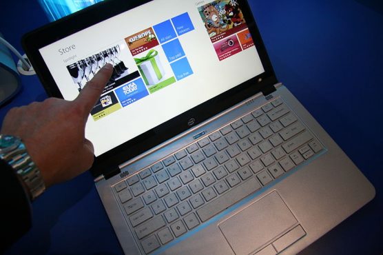 Online shopping using laptop computer. | Photo: Intel Free Press/WMC