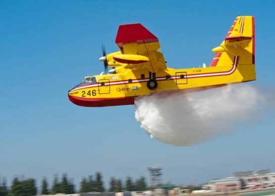 Super Scooper water-dropping plane