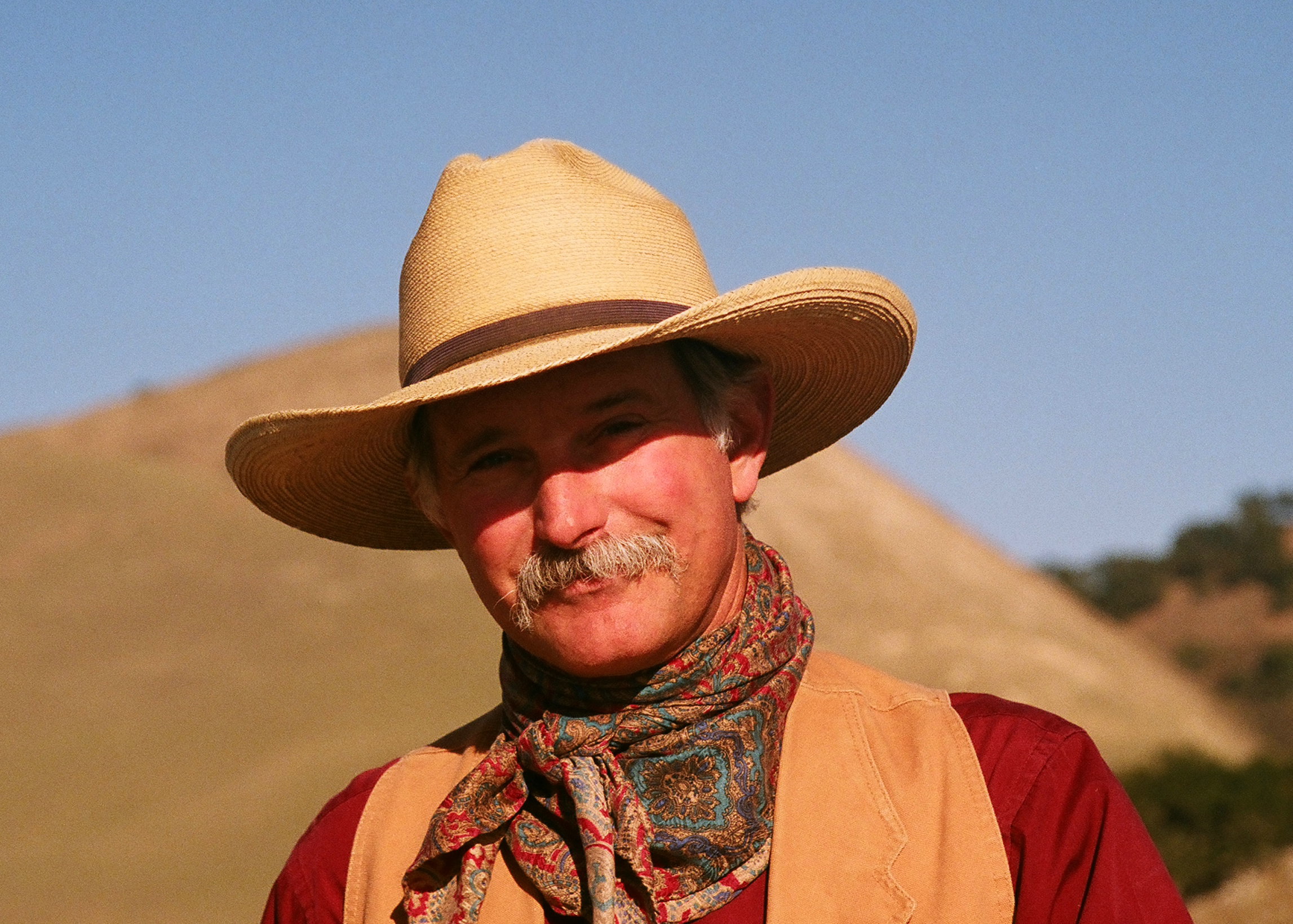 Фото лица ковбоя. Мужчина в ковбойской шляпе. Седой ковбой. Жители Техаса. Ковбой пустынный.