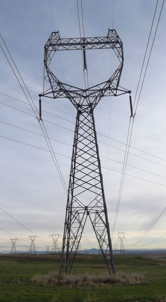 Transmission lines distributing electric power from Chief Joseph Dam on the Columbia River near Mansfield, Washington. | Photo: brewbooks/WMC 2.0