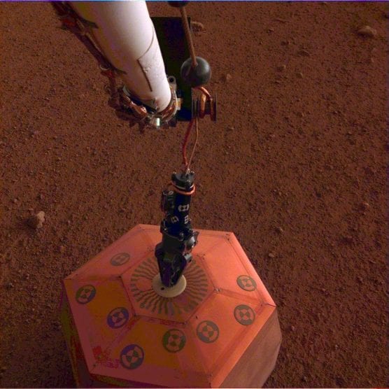 NASA’s InSight lander placed its seismometer on Mars on Dec. 19, 2018, the first time a seismometer had ever been placed onto the surface of another planet. | Photo: NASA/JPL-Caltech.
