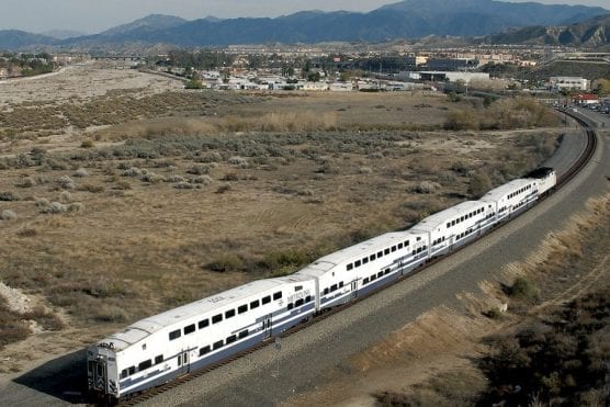 A commuter train approaches a curve on the Metrolink Antelope Valley Line. | Signal photo: Dan Watson.