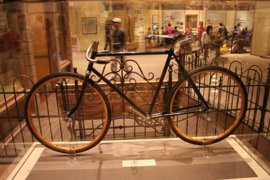 Wright Brothers bicycle on display at the National Air and Space Museum. | Photo: 350z33/WMC 3.0.