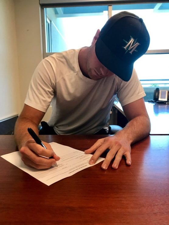 TMU graduate Robert Winslow signs a free-agent deal with the Seattle Mariners.