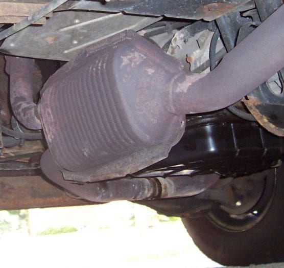 Catalytic converter on a 1996 Dodge Ram B2500 van. Dual inlets, single outlet. old, and about to be replaced. | PD Photo: Wikimedia Commons.