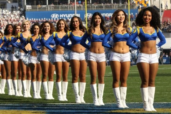 Los Angeles Rams cheerleaders line up at a game on Dec. 31, 2017. | Photo: Ronald Yoshioka, via Pinterest.