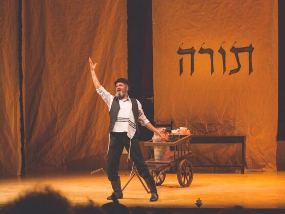 Yiddish-Fiddler-On-The-Roof-87